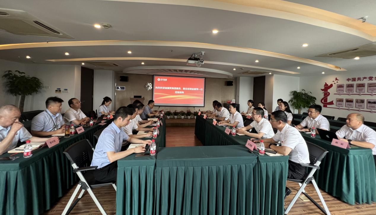 省國貿(mào)集團黨委委員、副總經(jīng)理金朝萍來英特生物宣講主題教育專題黨課